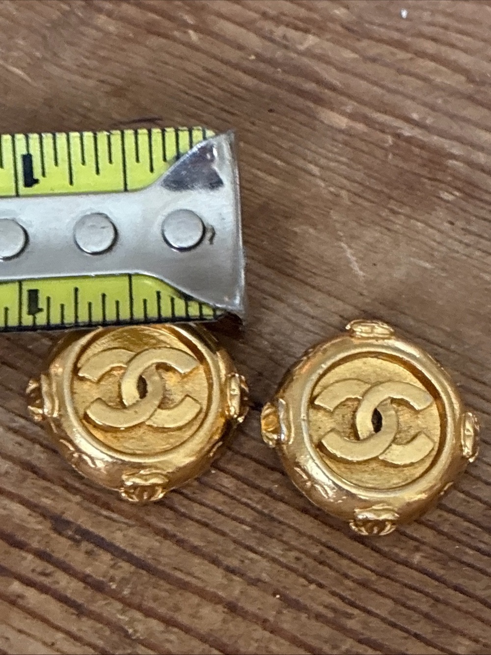 CHANEL Gold Interlocking CC clip on vintage Earrings - Picture 10 of 11